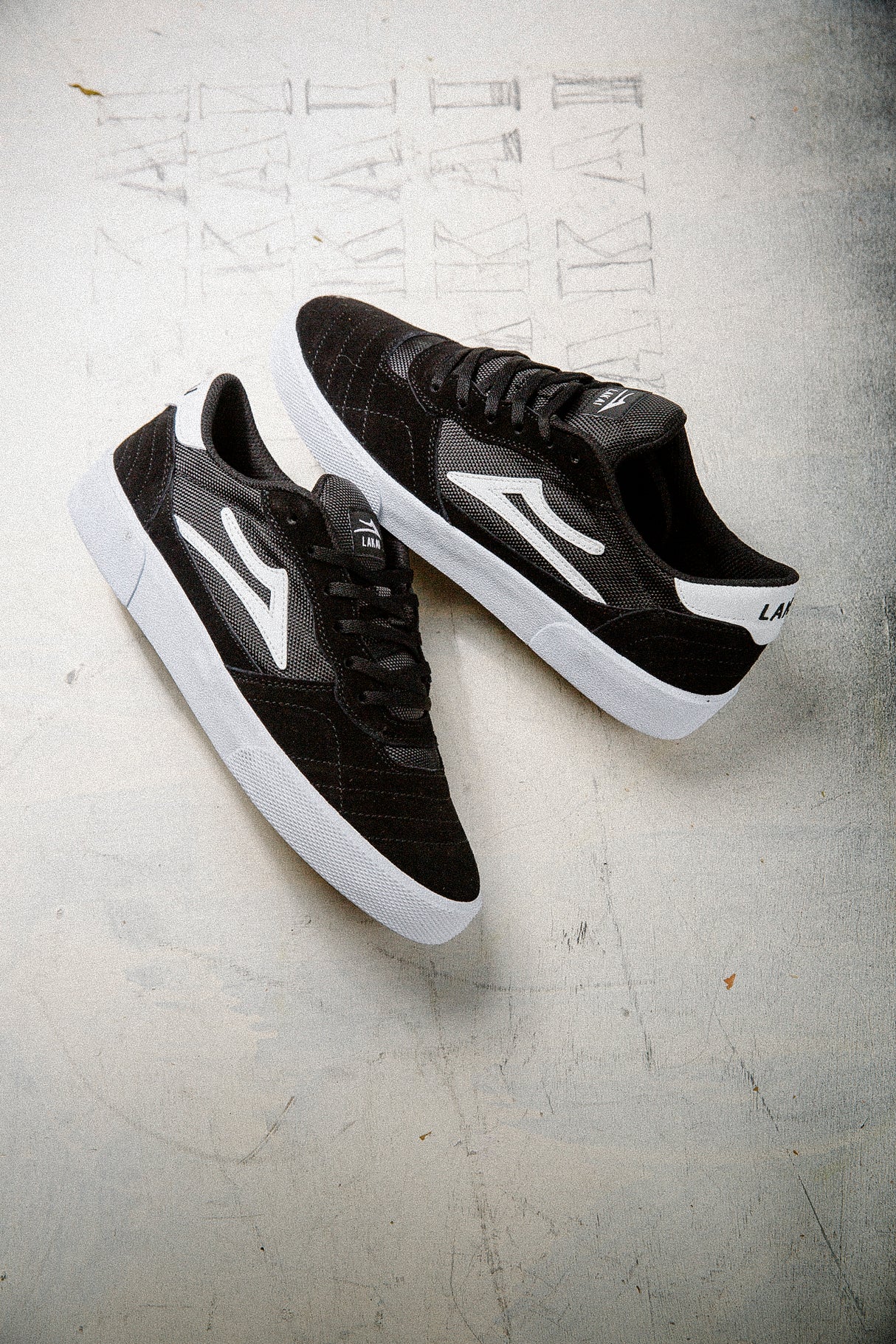 Cambridge - Black/White Suede