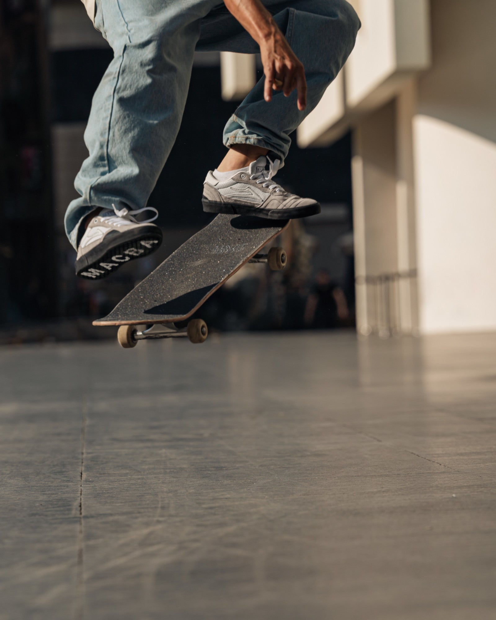 Cambridge - Elite Macbalife Black White – Lakai Limited